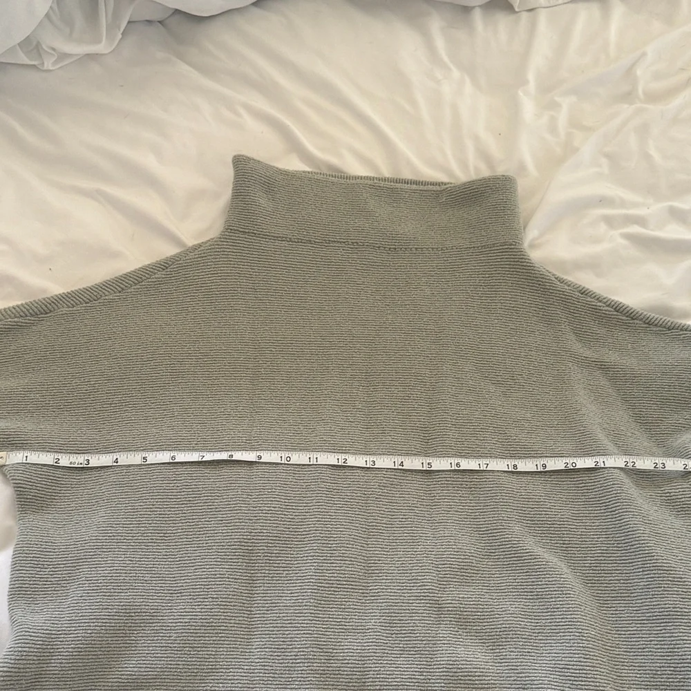 Free People Light Gray Turtleneck Sweater Women’s Size Large Cozy Knit - Picture 7 of 8